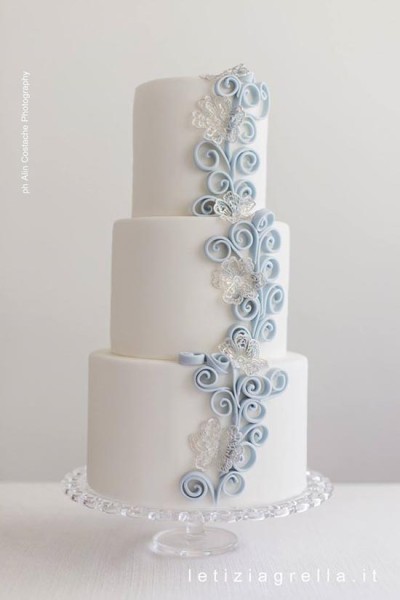 torta matrimonio con decorazioni quilling azzurre