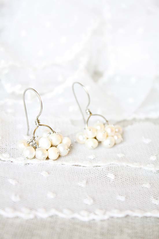 orecchini da sposa pendenti con grappoli di perle bianche
